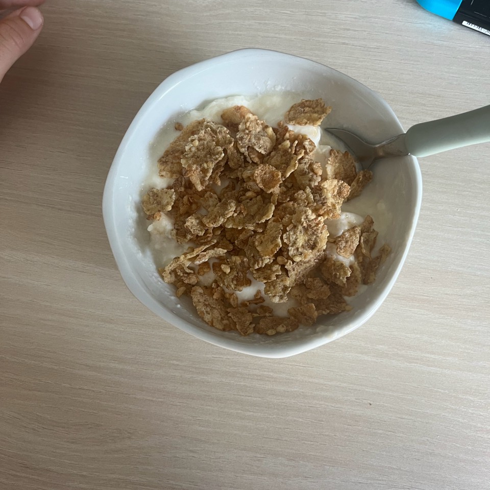 Yogur de plátano con cereales y platano 