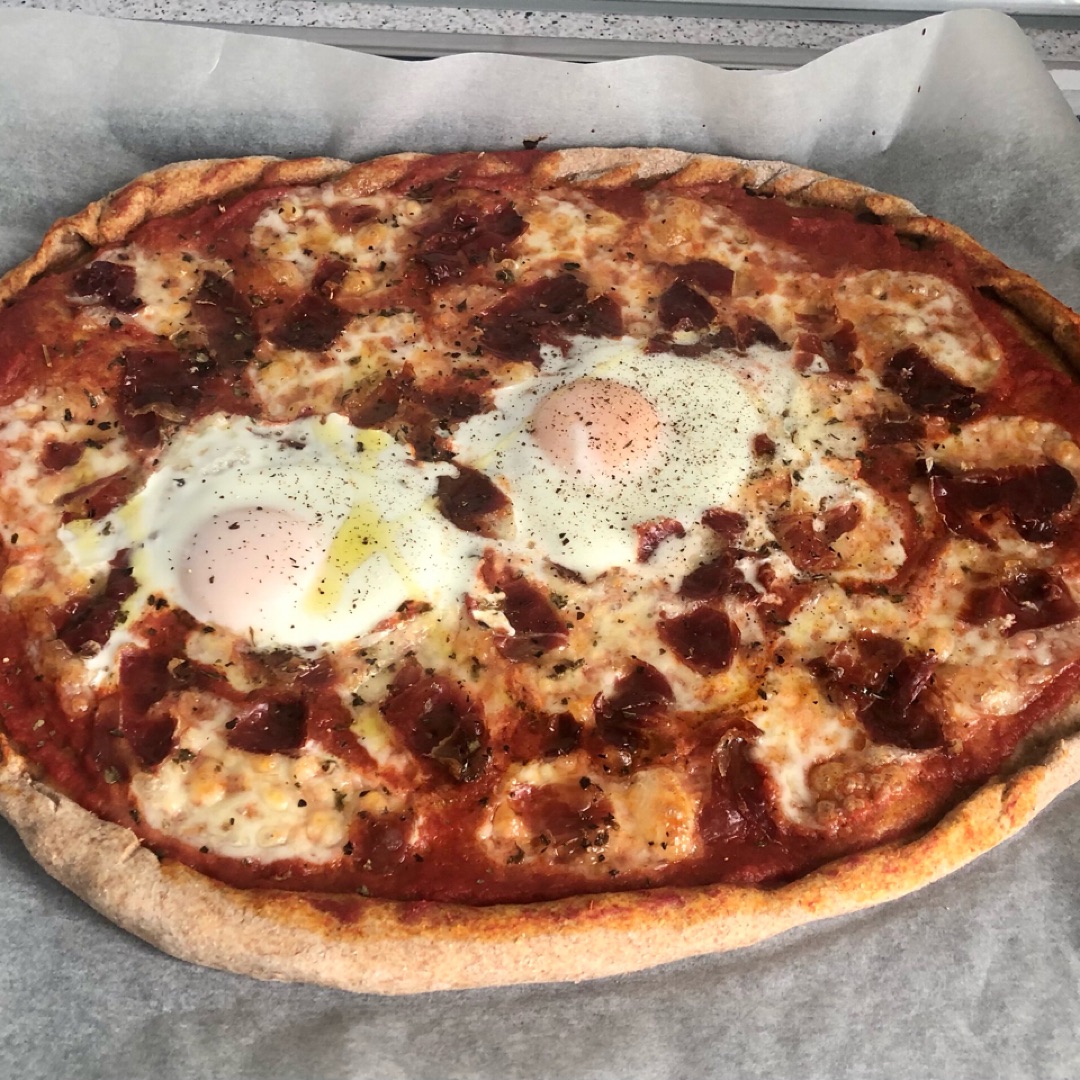 Pizza de huevo y jamón 