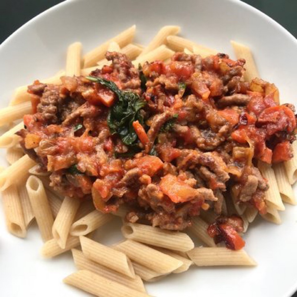 Pasta integral con tomate triturado fresco y carne