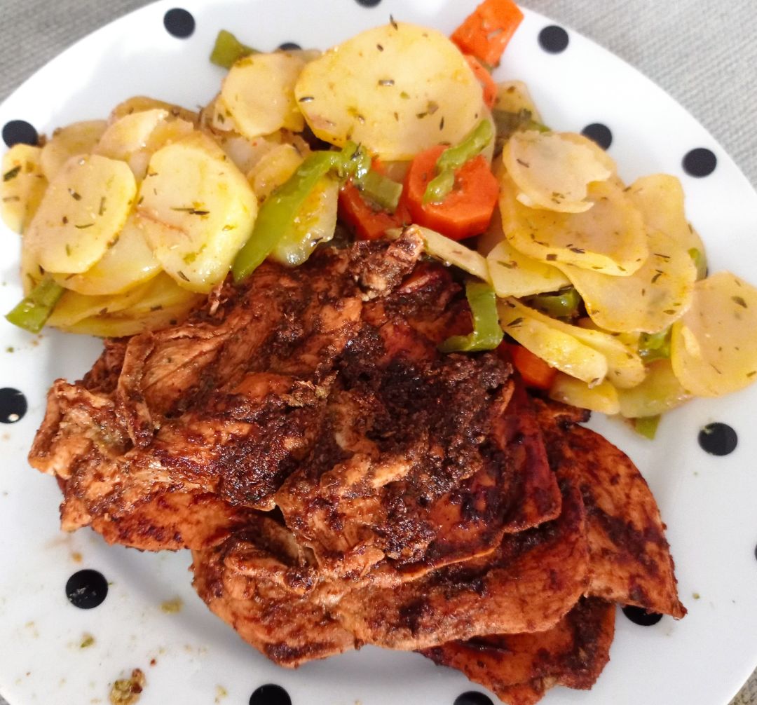 Pollo macerado y patatas del huerto Pollo macerado y patatas del huerto