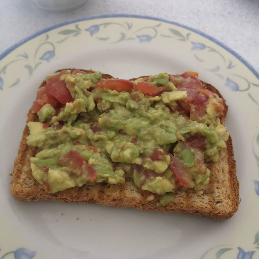Tostada con aguacate y tomate Tostada con aguacate y tomate