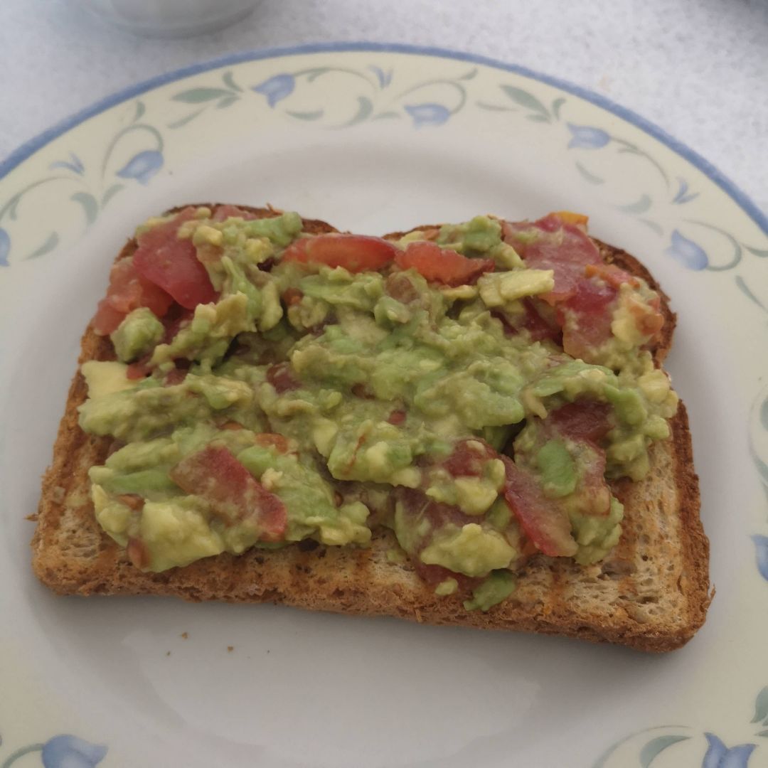 Tostada con aguacate y tomate