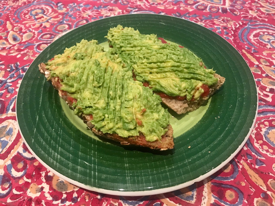 TOSTADA DE AGUACATE Y TOMATE