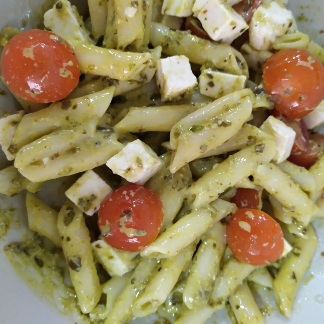 Pasta con salsa pesto Pasta con salsa pesto