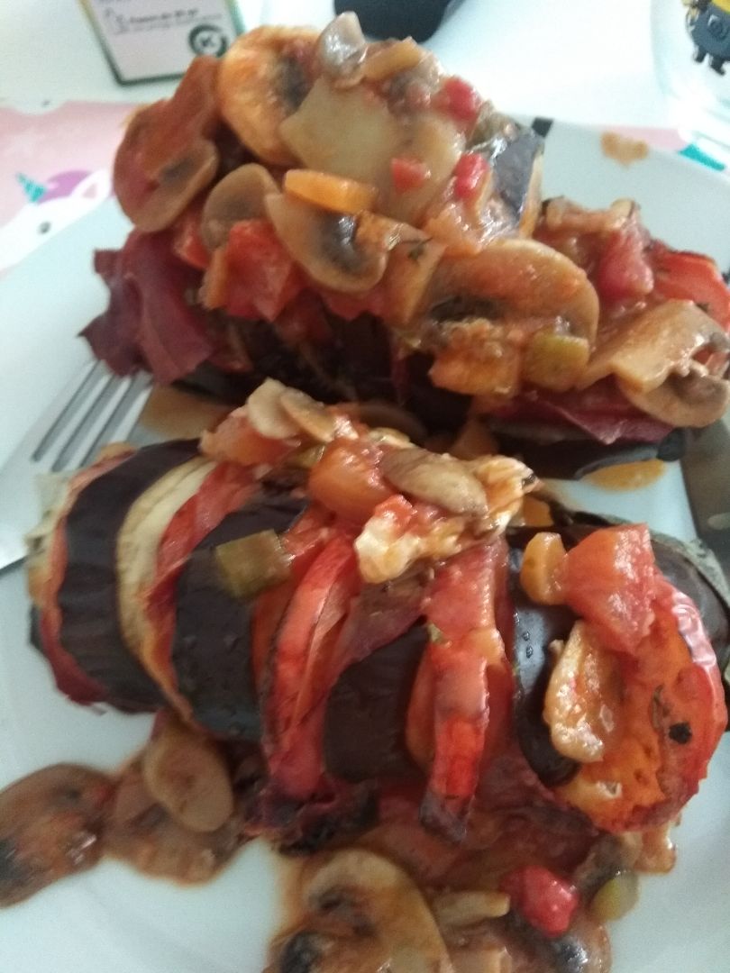 Berenjenas rellenas con salsa de champiñones Berenjenas rellenas con salsa de champiñones
