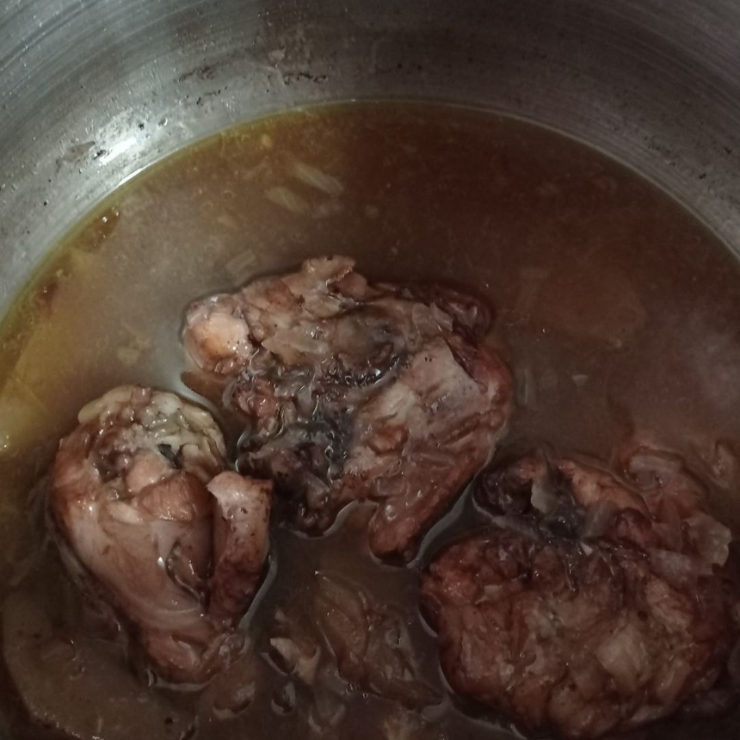 Pollo guisado con manzana y vino tinto Pollo guisado con manzana y vino tinto
