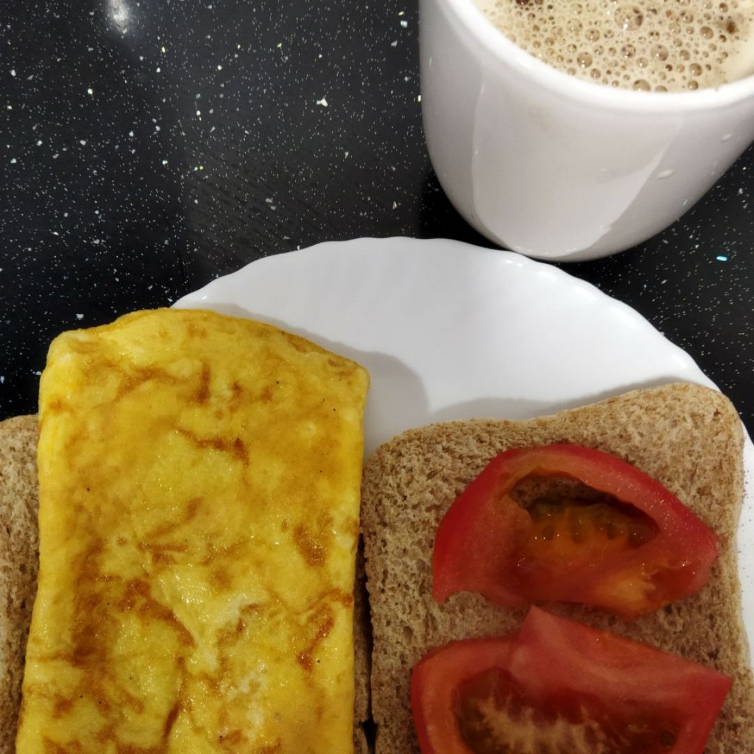 Sándwich de tortilla y café Sándwich de tortilla y café
