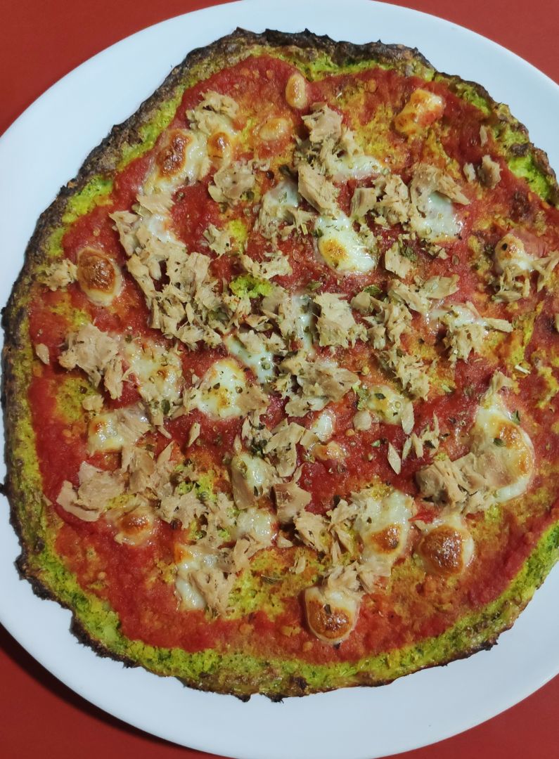 Pizza de atún con base de brócoli Pizza de atún con base de brócoli