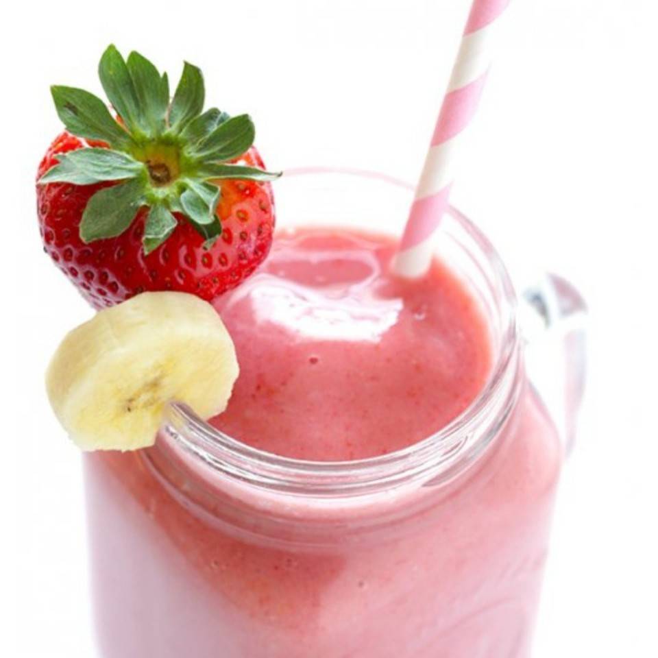 Batido de plátano, fresa y clara de huevo. Batido de plátano, fresa y clara de huevo.