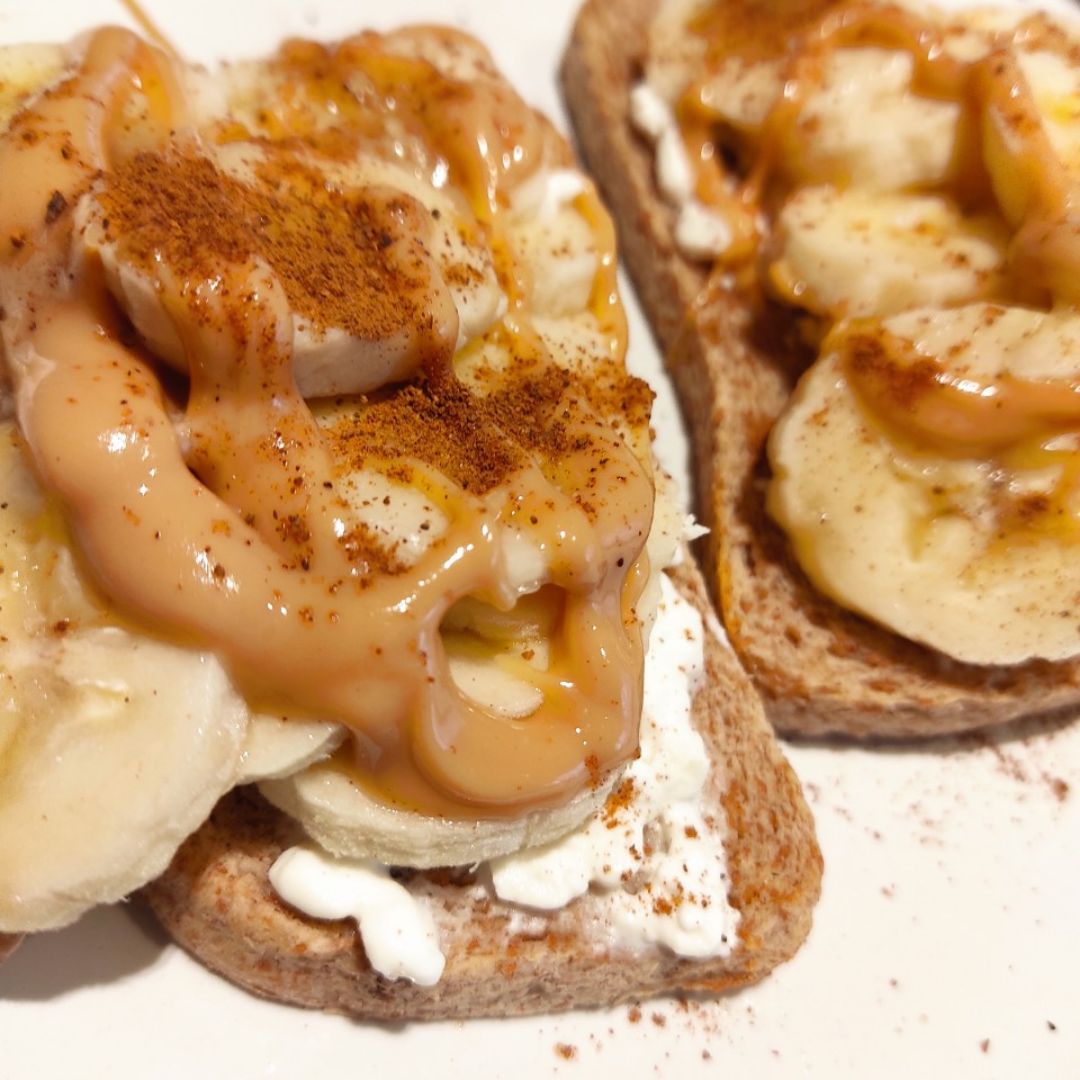 Tostadas de plátano, queso cotage y crema de cacahuete