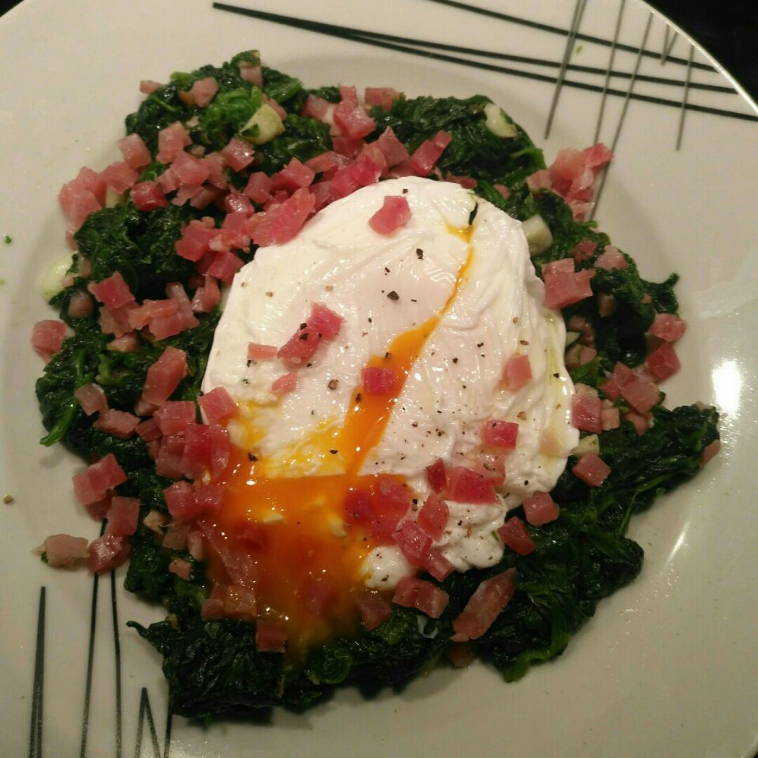 Espinacas con jamón y huevo poché Espinacas con jamón y huevo poché
