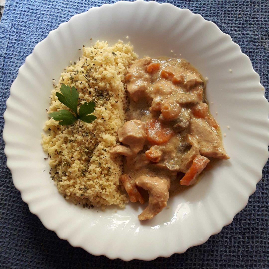 Pollo con nata y champiñones. Pollo con nata y champiñones.