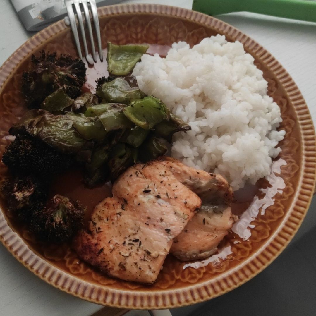 Arroz con salmón y verduras en air fryer