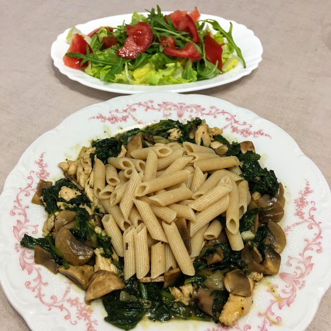 Pasta integral con espinacas, champiñones, cebolla y pollo