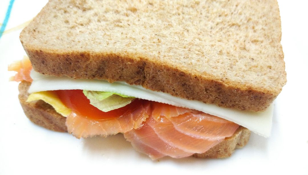 Sandwich de salmón ahumado