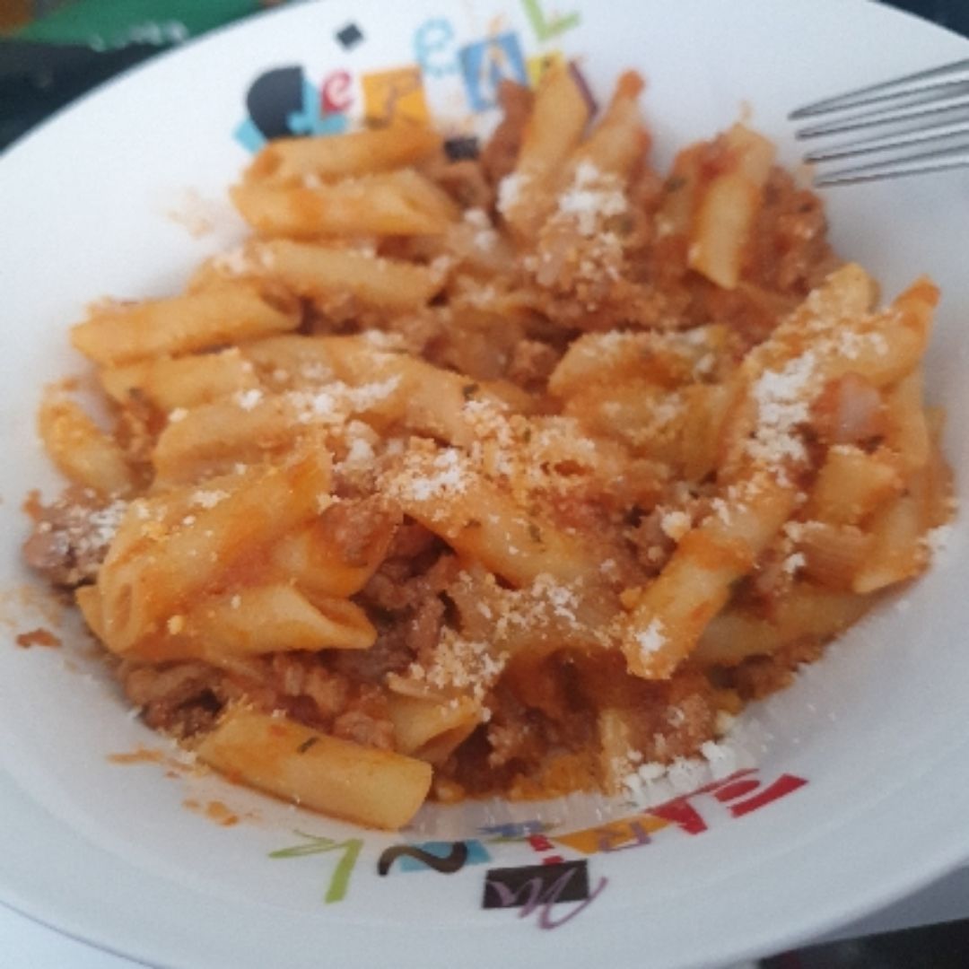 Macarrones integrales con carne de pavo picada con cebolla dulce y tomate triturado con ajo en polvo,comino,orégano y pimienta negra y un pelin de queso rallado 