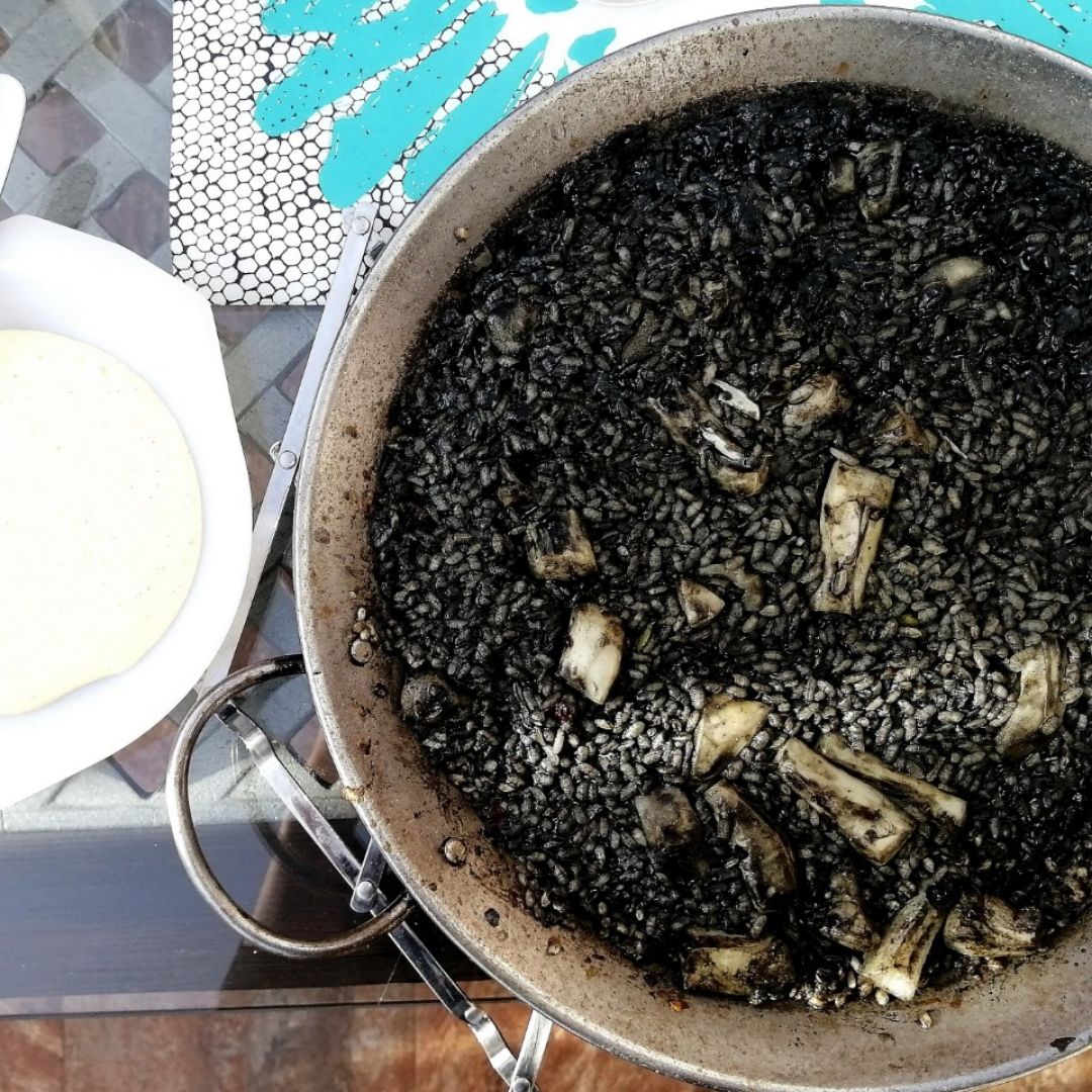 Arroz negro con alioli casero Arroz negro con alioli casero