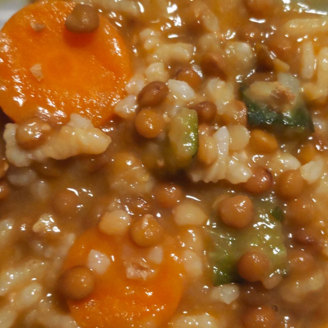 Lentejas con arroz, verduras y chorizo