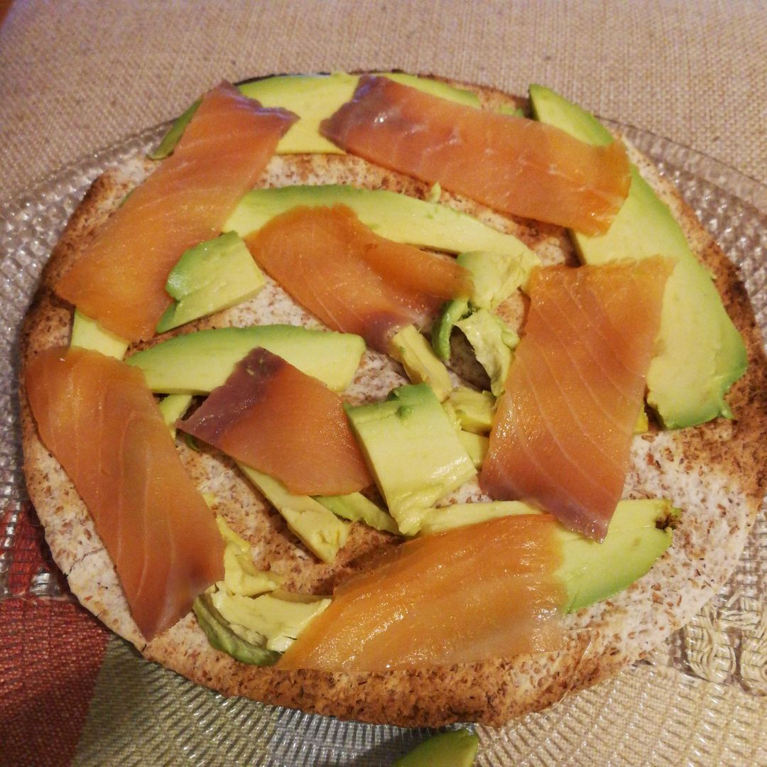 Tortita integral con aguacate y salmón Tortita integral con aguacate y salmón