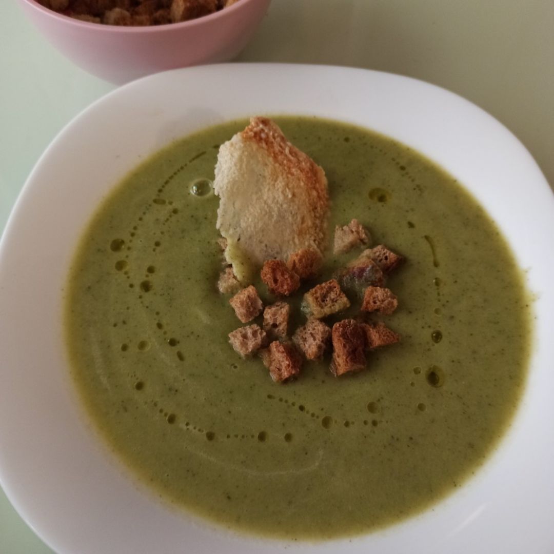 Crema de calabacín,cebolla y ajo, con pimienta negra, y nuez moscada Crema de calabacín,cebolla y ajo, con pimienta negra, y nuez moscada