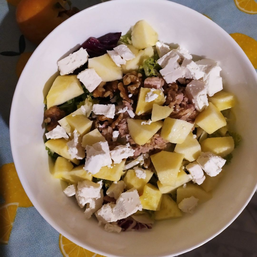 Ensalada de brotes, manzana ,nueces ,queso cabra y atún natural Ensalada de brotes, manzana ,nueces ,queso cabra y atún natural