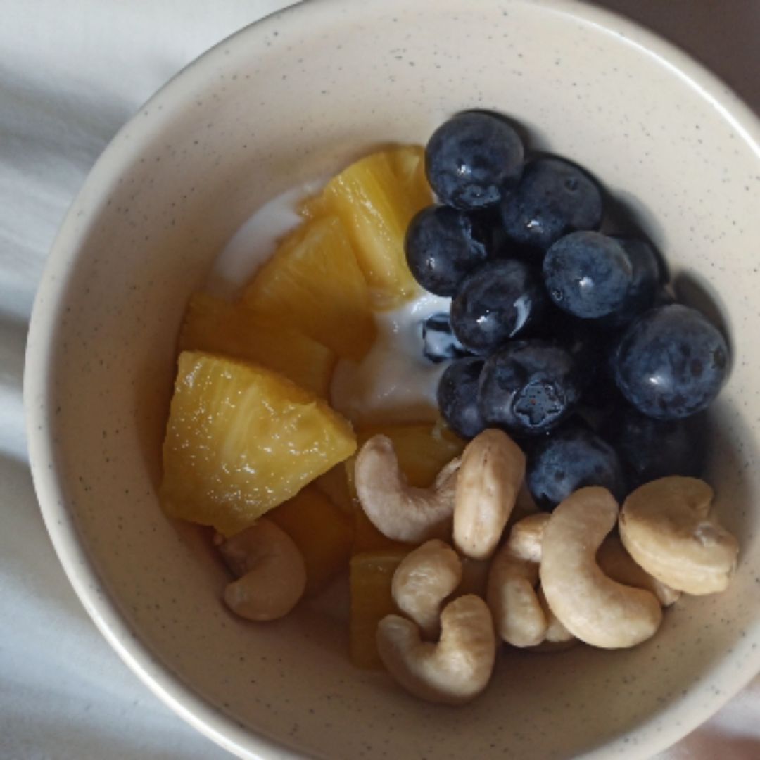 Yogur con piña, arándanos y anacardos
