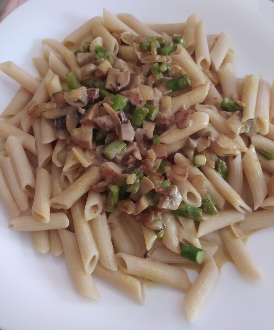 Pasta al curry con espárragos y champiñones