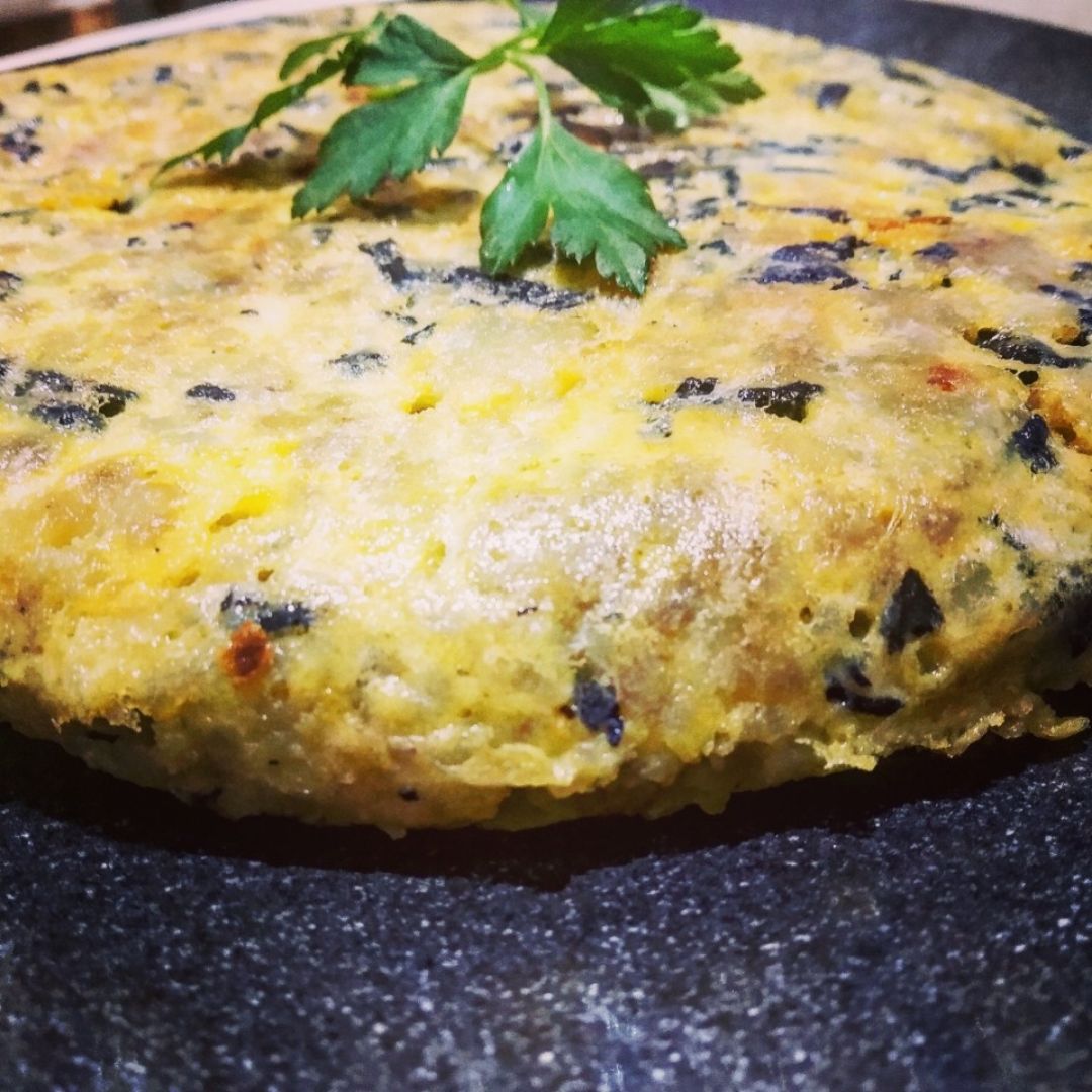 TORTILLA DE PATATA TRUFADA CON TROMPETA NEGRA Y CEBOLLETA SOBRE ALIOLI DE AJO NEGRO 🌱