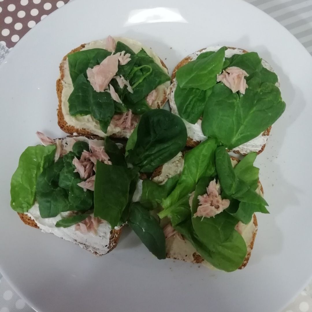 Tostadas con mousse y atún 