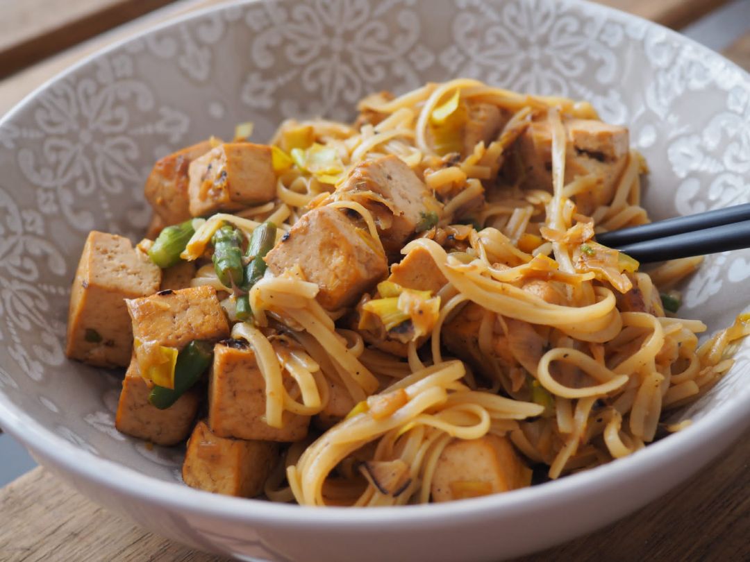 Fideos de arroz con verduras y tofu