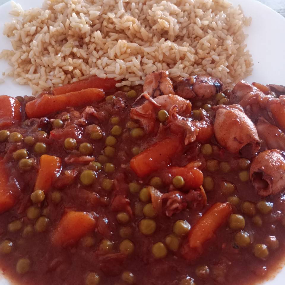 Guiso de calamares con arroz Guiso de calamares con arroz