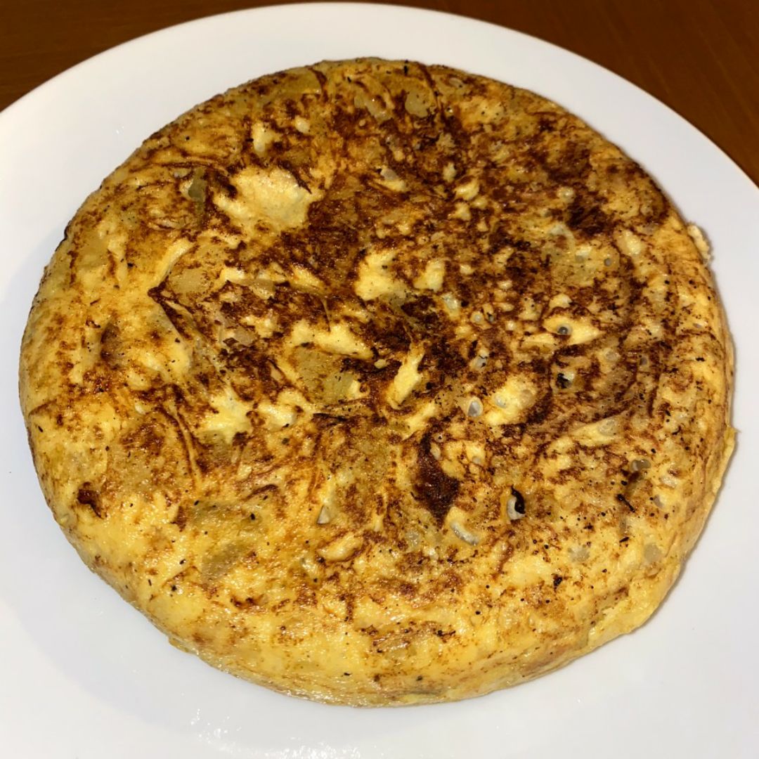 Tortilla de patata con cebolla caramelizada y queso manchego trufado