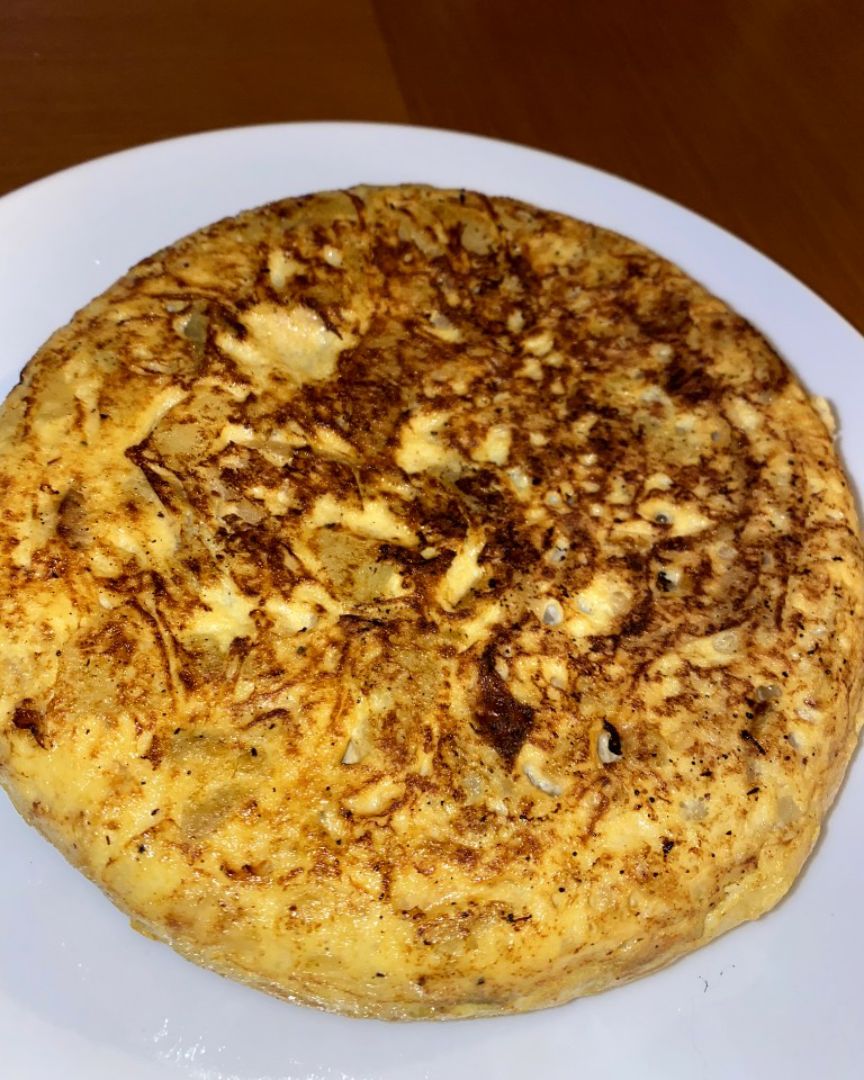 Tortilla de patata con cebolla caramelizada y queso manchego trufadoStep 0