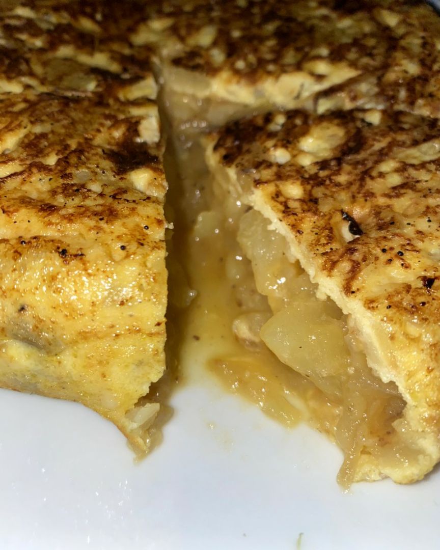 Tortilla de patata con cebolla caramelizada y queso manchego trufadoStep 0
