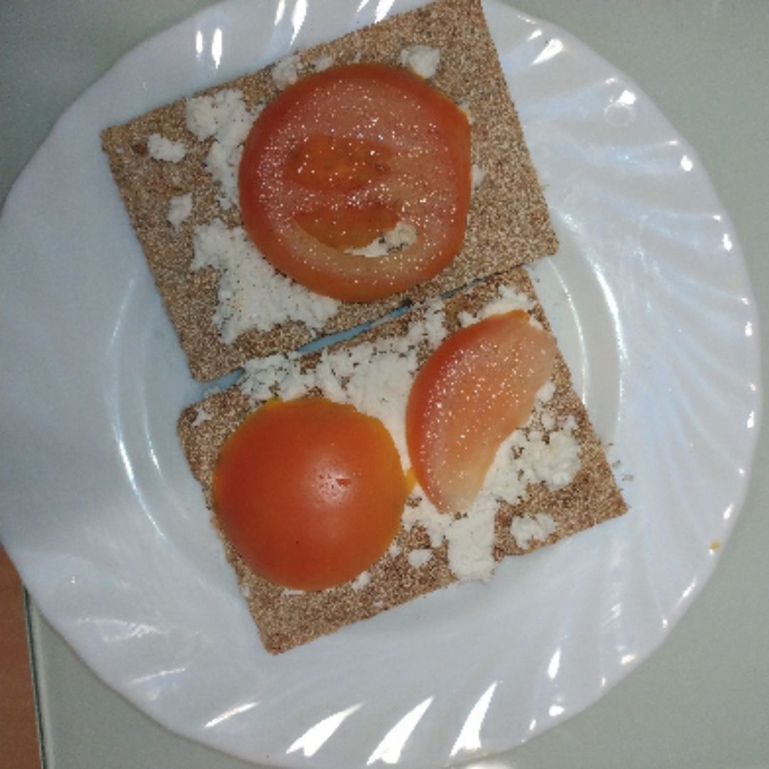 Tostadas de queso feta con tomate Tostadas de queso feta con tomate