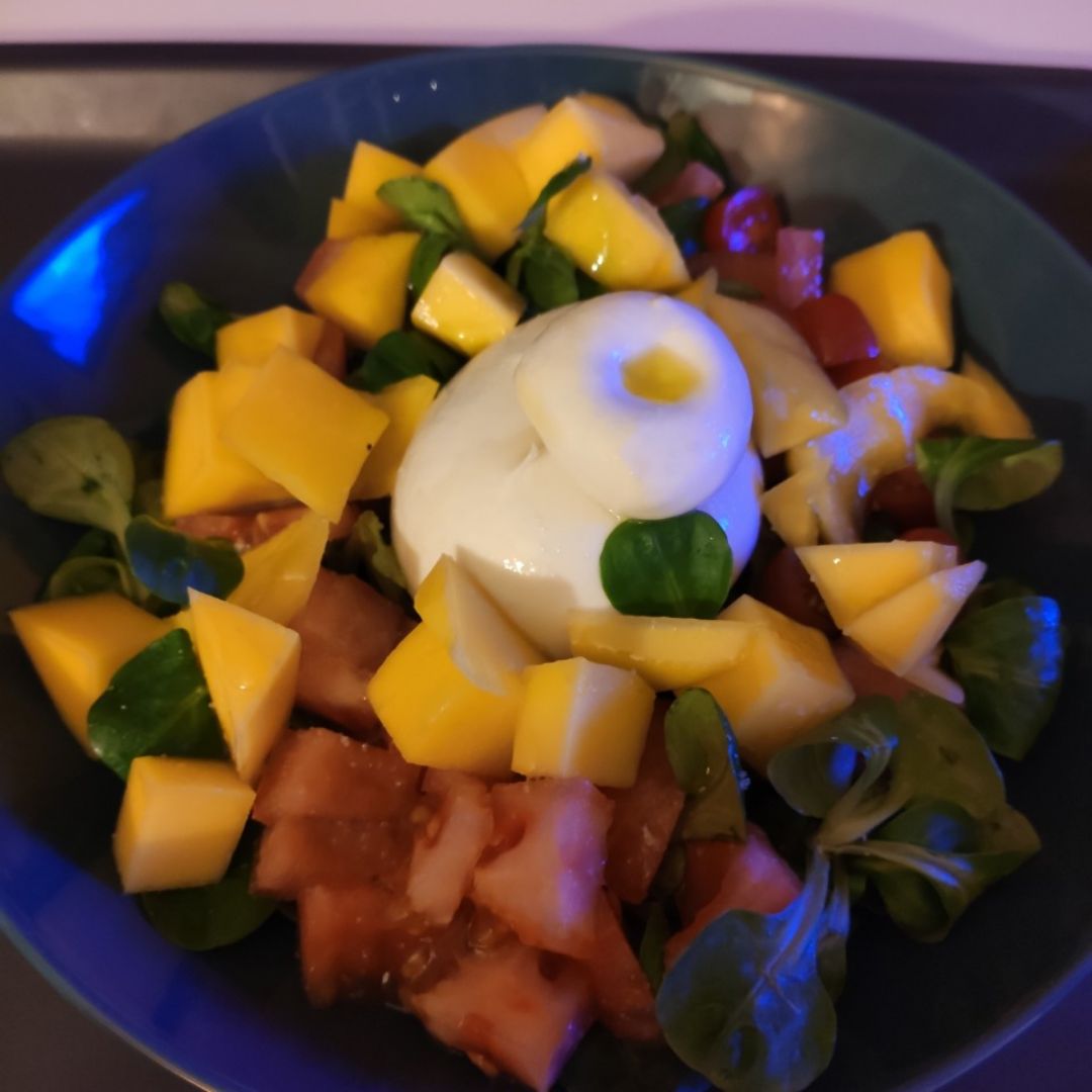 Ensalada burrata y mango Ensalada burrata y mango