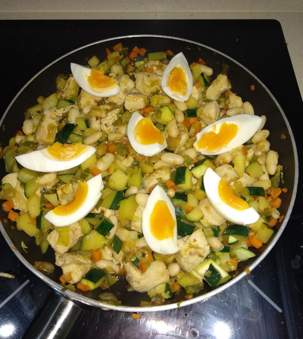 Salteado de verduras, alubias y pavo.