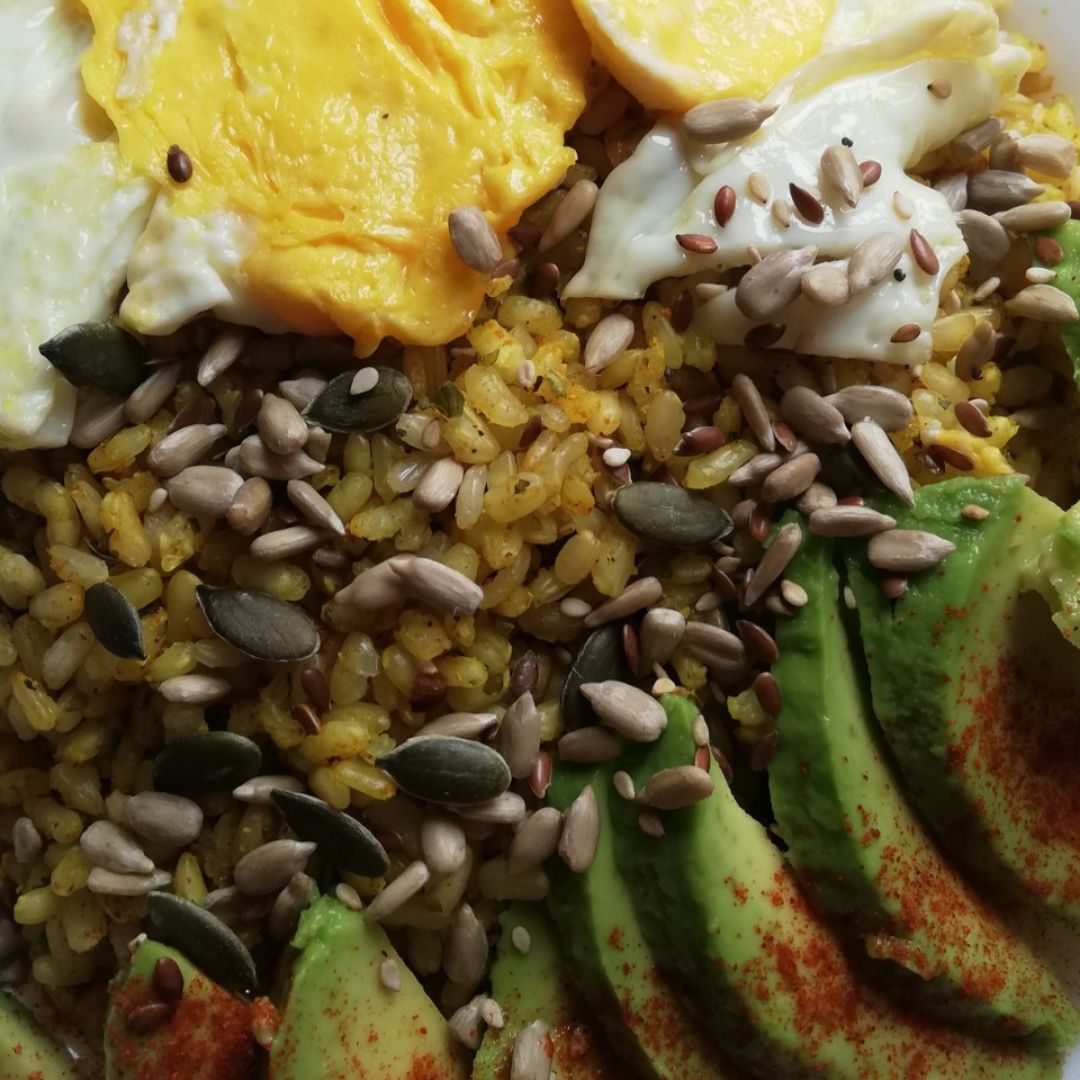 arroz al curry con aguacate y huevo a la plancha 