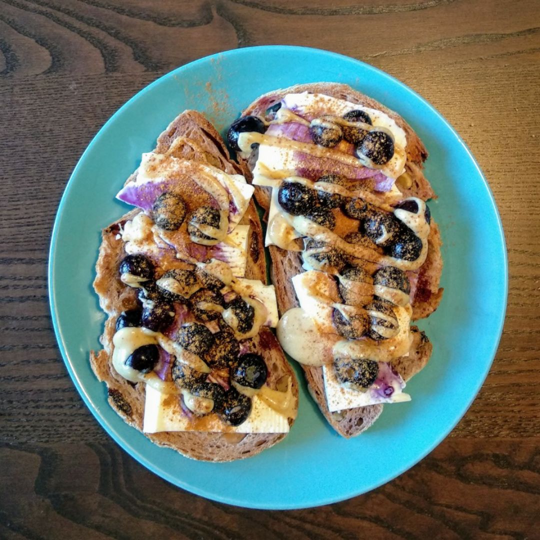 Tostada de queso con arándanos