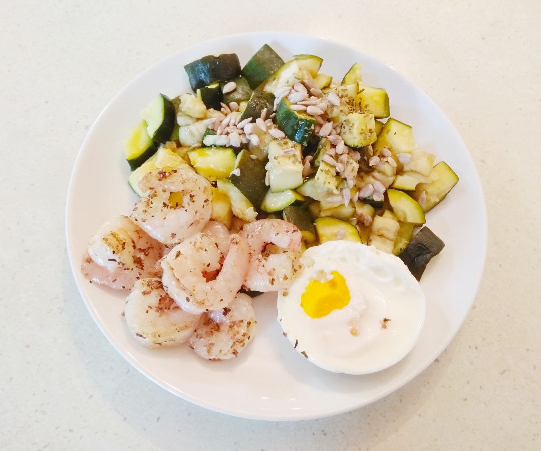 Salteado de calabacín, gambas y huevo Salteado de calabacín, gambas y huevo
