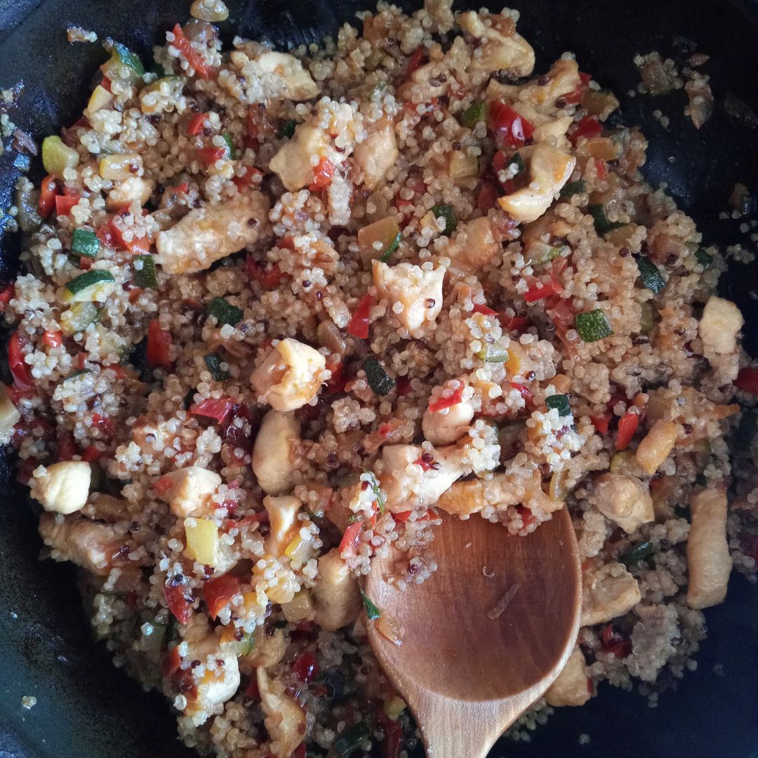 Salteado de quinoa con pollo. Salteado de quinoa con pollo.