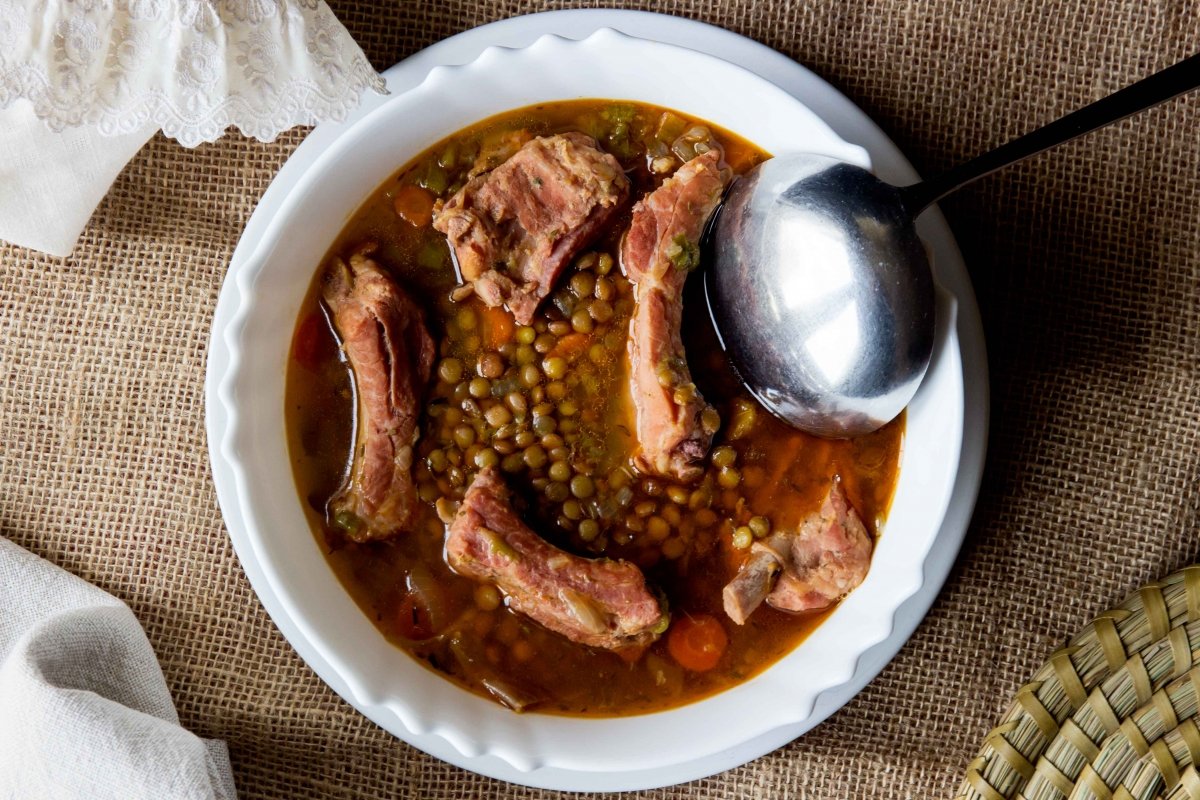 Cazuela de lentejas y costilla de cerdo