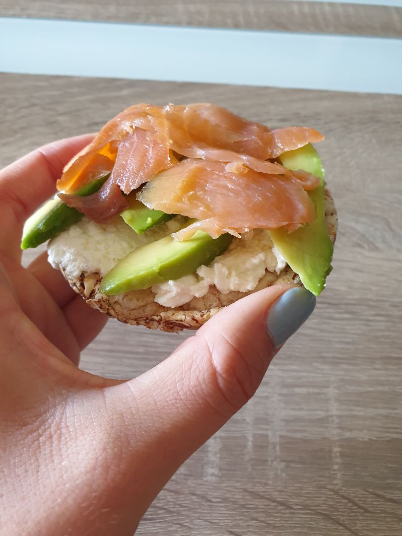Tostas con aguacate y salmón.