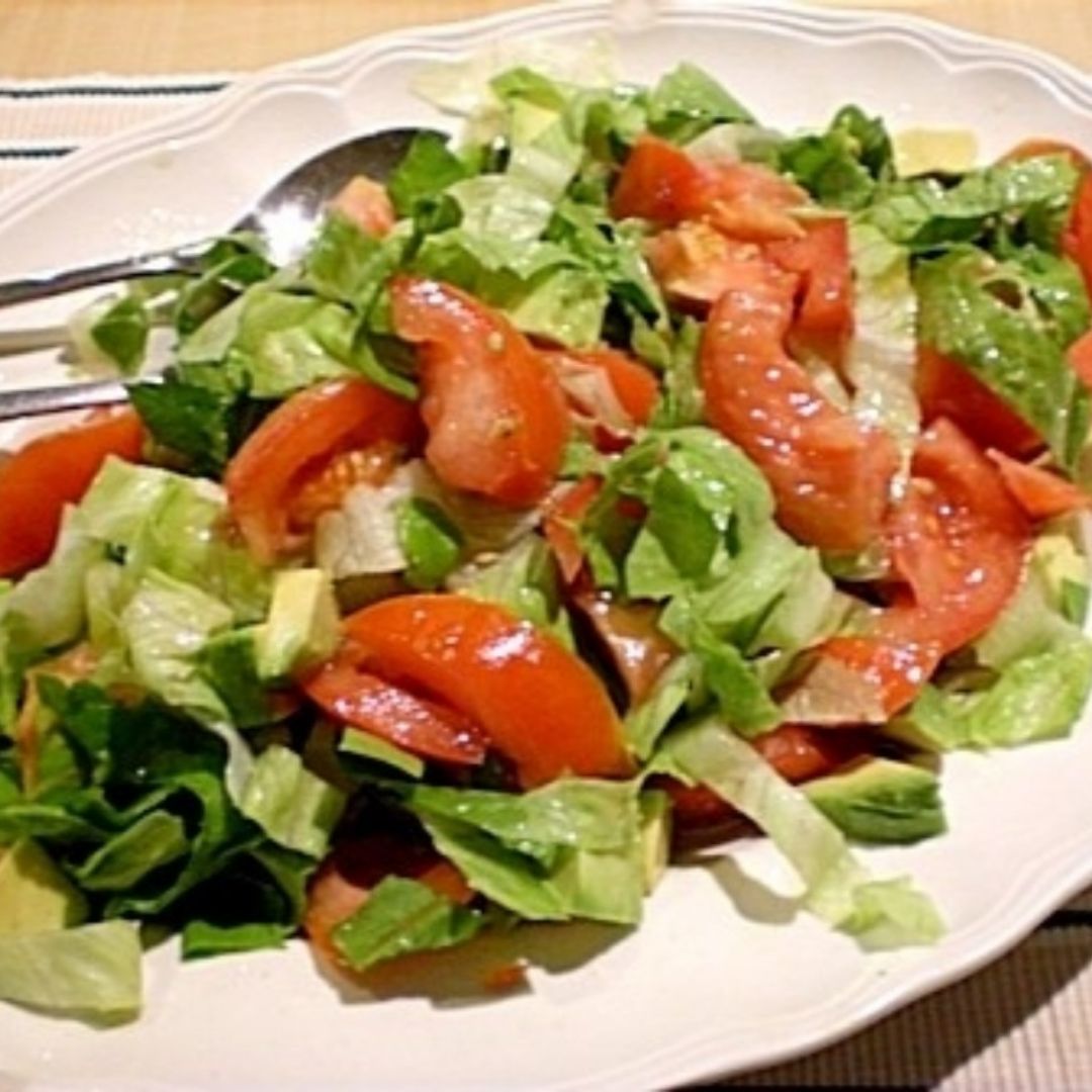 Ensalada de lechuga tomate y aguacate Ensalada de lechuga tomate y aguacate