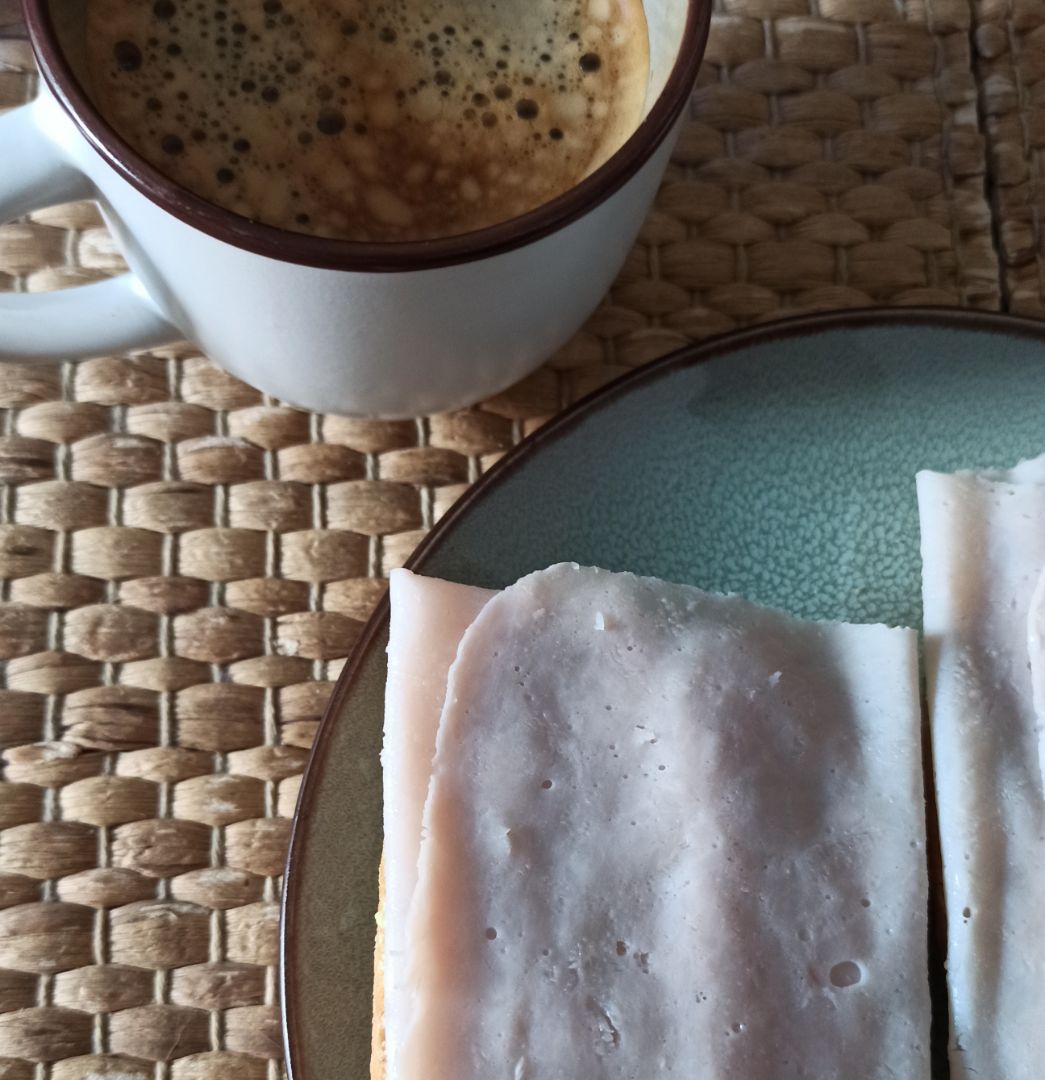 Desayuno café con leche y tosta de aguacate y pavo Desayuno café con leche y tosta de aguacate y pavo