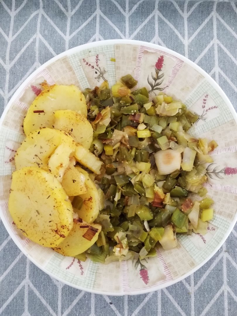 Salteado de pimientos y puerro con patatas Salteado de pimientos y puerro con patatas