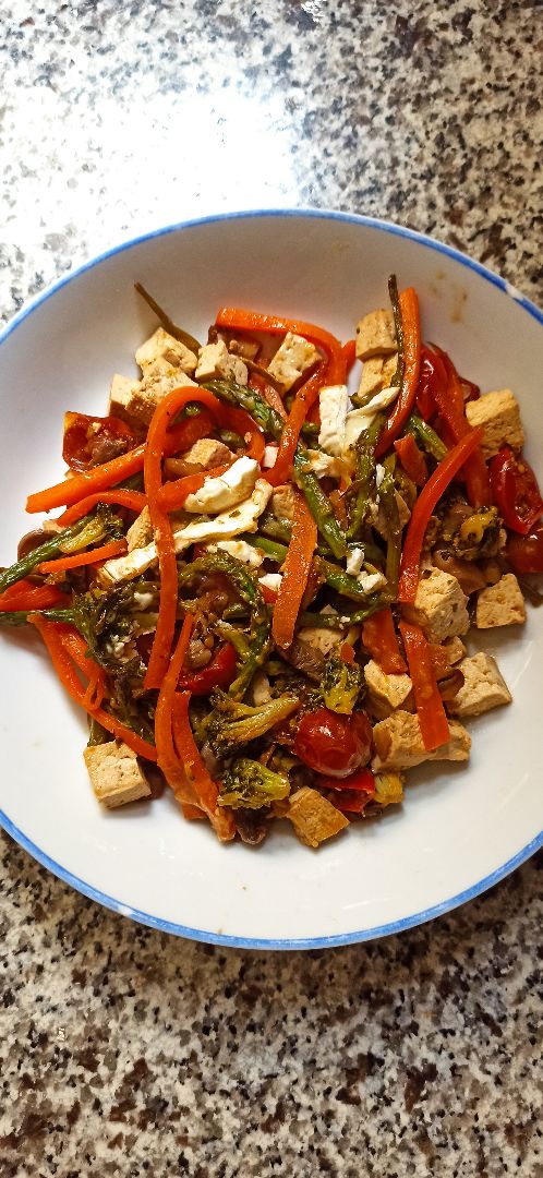 Verduras salteadas con tofu Verduras salteadas con tofu