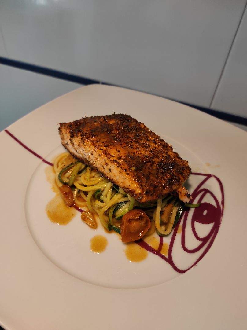 Salmón cajun con tallarines de calabacín al pil pil Salmón cajun con tallarines de calabacín al pil pil