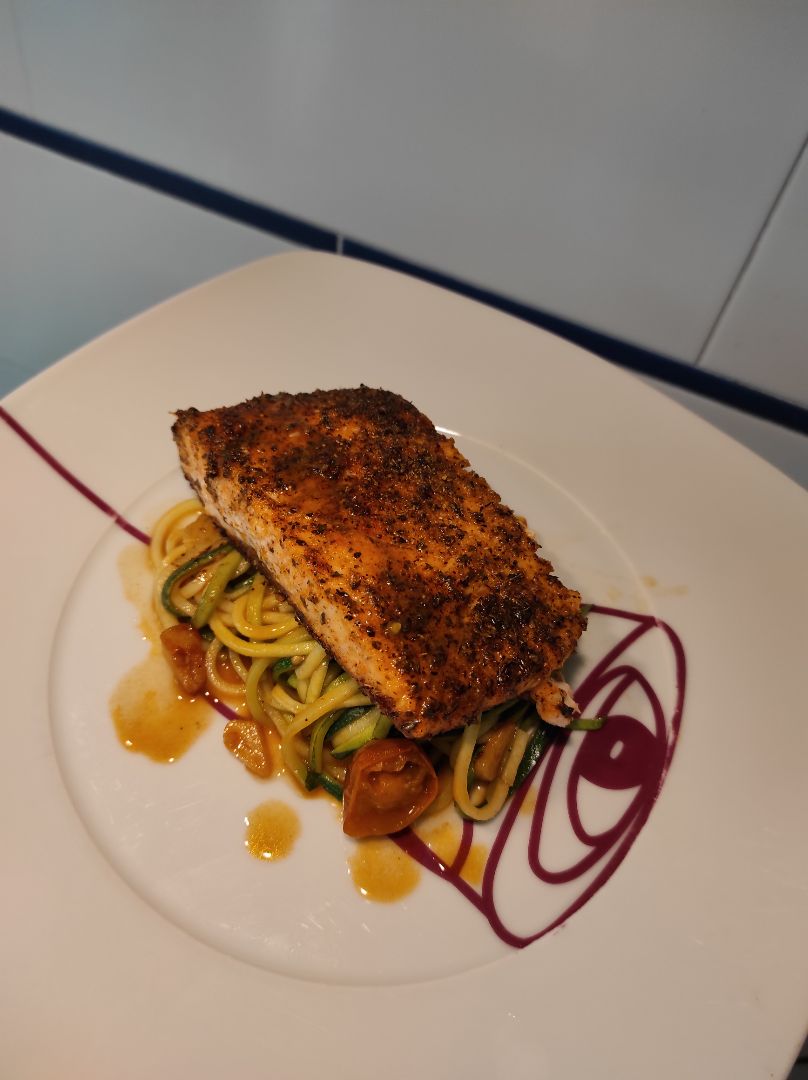 Salmón cajun con tallarines de calabacín al pil pil Paso 6 Salmón cajun con tallarines de calabacín al pil pil Paso 6
