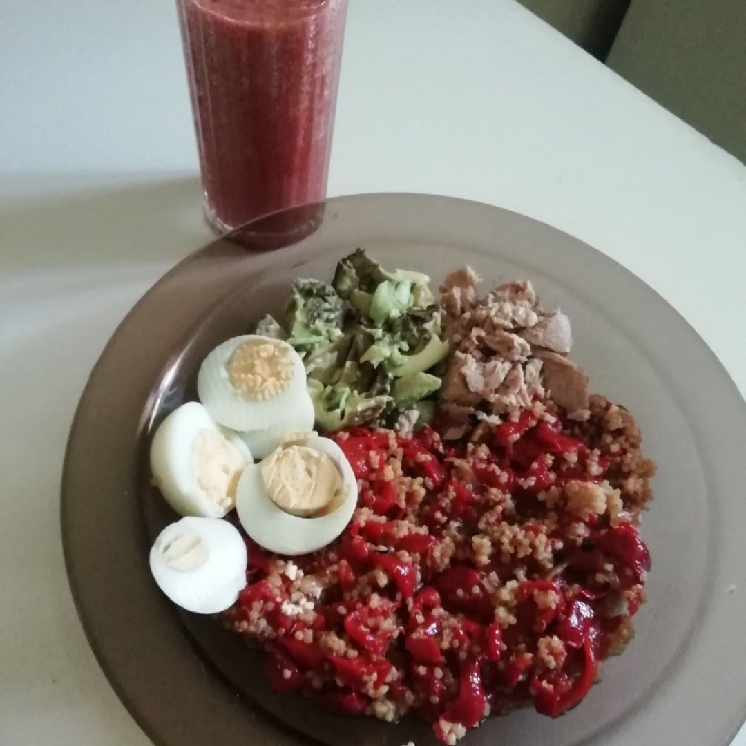 Ensalada de quinoa con pimientos aguacate huevo y atun Ensalada de quinoa con pimientos aguacate huevo y atun